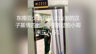 东南亚少数民族,大山里的汉子基情四射,  吸引路过的小哥来三人行1