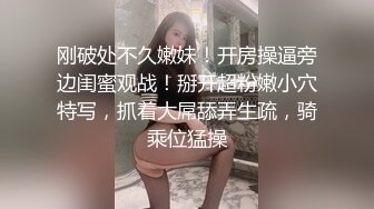 最新大学厕所偷窥两闺蜜来嘘嘘一起拿下