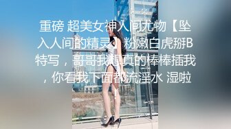 海景房里的极品少妇发骚啊，黑丝诱惑大奶子大屁股各种撩骚狼友，互动情趣呻吟揉奶玩逼看特写，精彩不要错过